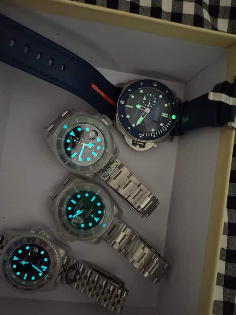 A customer took photos of the super clone watch reviews’ luminescence effect before bed