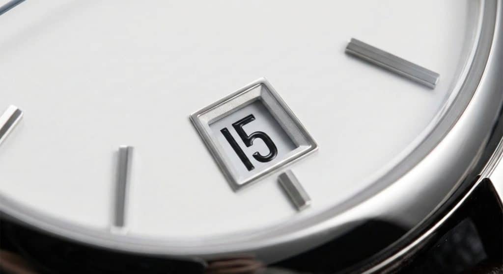The six o'clock date window of the Patrimony 85180 replica exhibits beveled edges and three-dimensional, high-gloss ink printing.