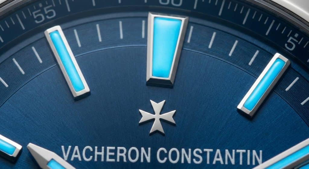 Picture Alt: A macro comparison shot highlights the volumetric application of Super-LumiNova BGW9 on the white gold indices of a 2026 ZF Vacheron Constantin Overseas 4500V.