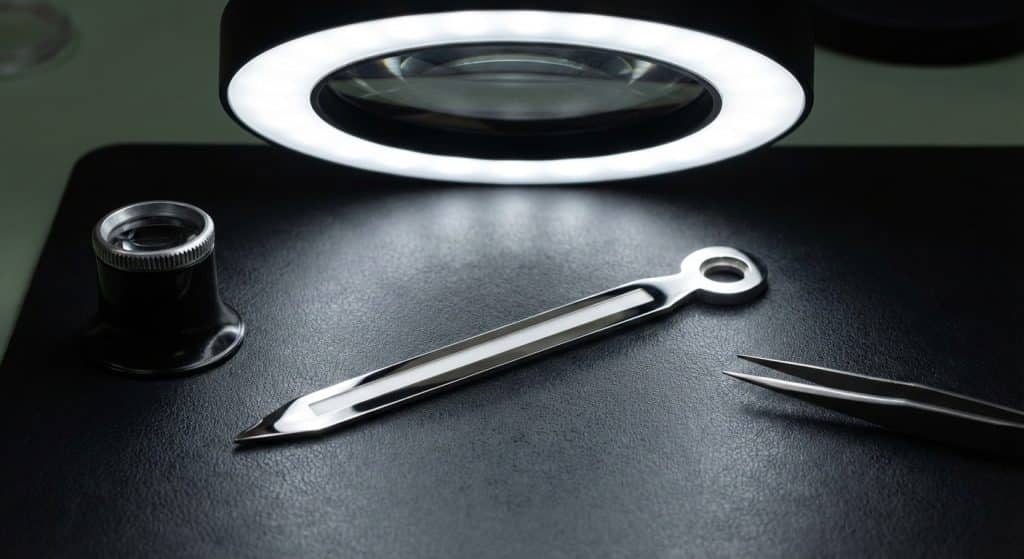 High-resolution industrial photography displays the mirror-polished Anglage on the baton hands of a PPF Vacheron Constantin Overseas, showcasing zero burr residues under 10x magnification.