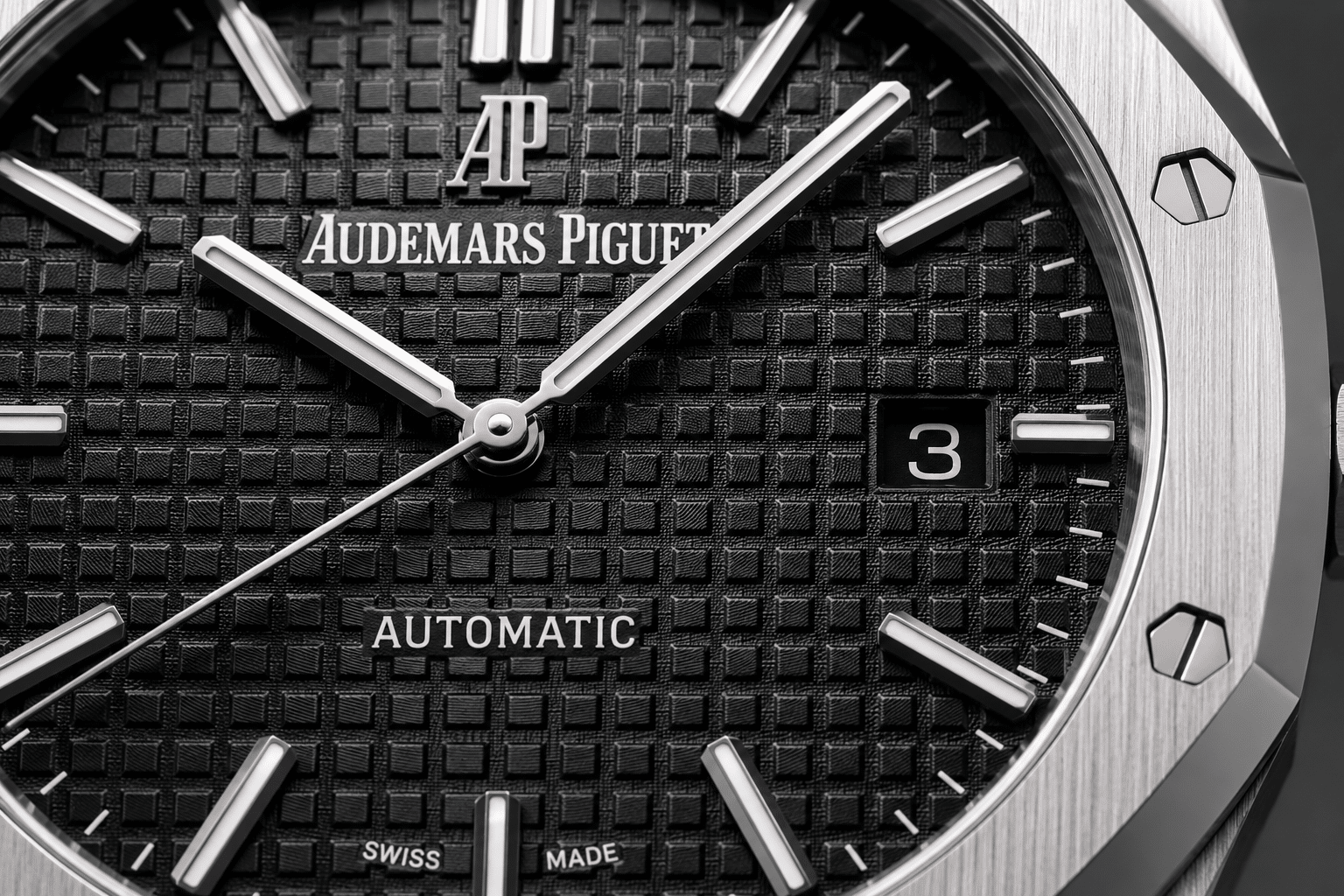 close-up QC-style view of an AP Royal Oak 15400 replica dial showing AUTOMATIC text, date window, 3 o’clock marker, and tapisserie alignment